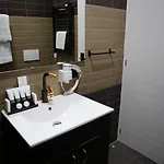 Dark Boutique Hotell Shkoze (Tirana)