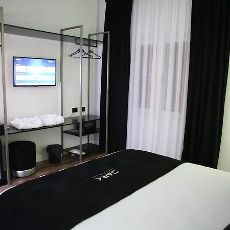 מלון Dark Boutique 4*